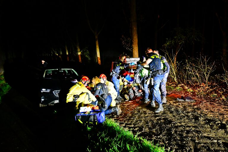 De gewonde agenten zijn verzorgd en naar een ziekenhuis gebracht (foto: Rico Vogels/SQ Vision).