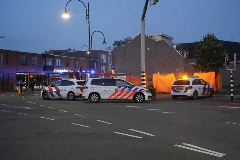 De politie doet onderzoek naar het vandalisme bij de nieuwbouwhuizen aan de Bredaseweg in Oosterhout (foto: Jeroen Stuve/SQ Vision).