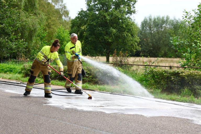 De weg werd afgespoten en geschrobd