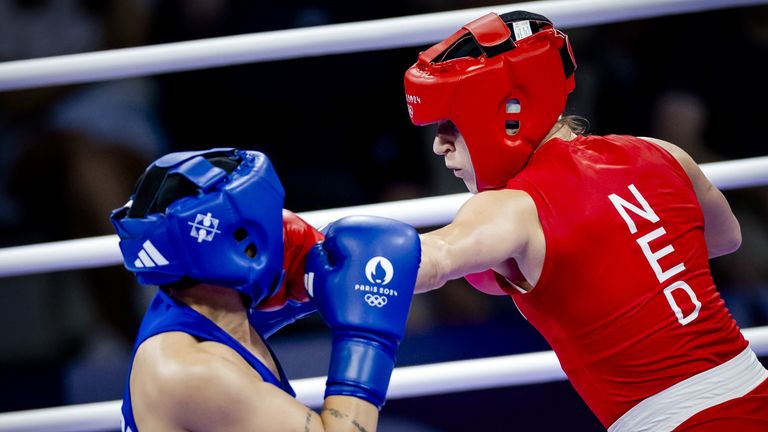 Chelsey Heijnen (rechts) verkocht haar huid duur in de kwartfinale (foto: ANP).