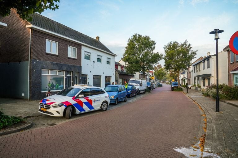 De politie doet onderzoek rond de Sluisstraat in Geldrop (foto: Dave Hendriks/SQ Vision).