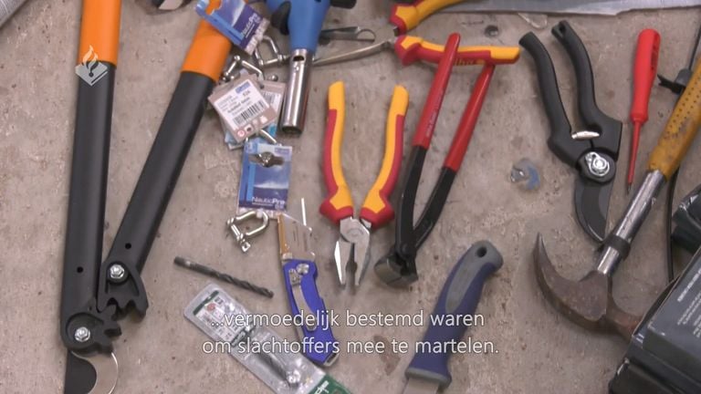 Dit gereedschap werd gevonden bij de martelkamer (foto: Politie. 