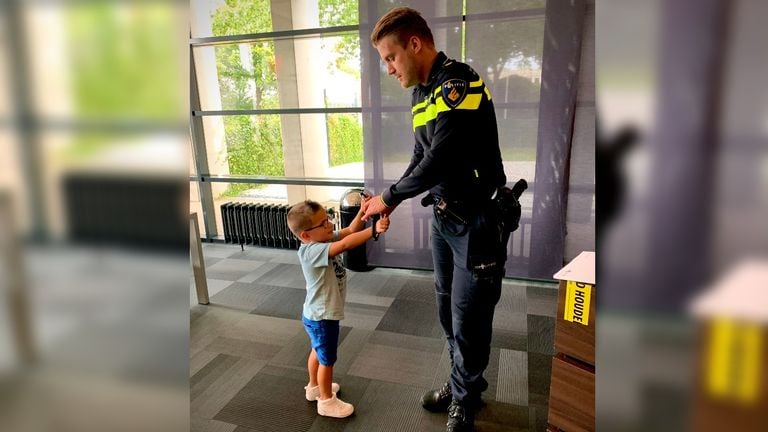 Julian wordt in de boeien geslagen (bron: Instagram/@maritio_politie).