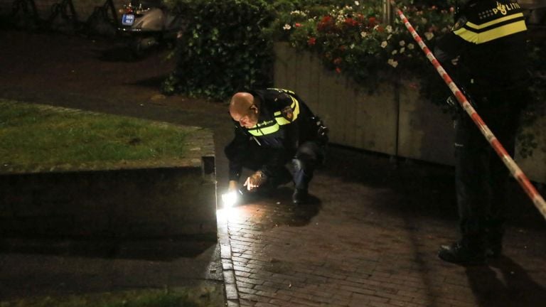De politie bezig met onderzoek (foto: Harrie Grijseels/SQ Vision Mediaprodukties).