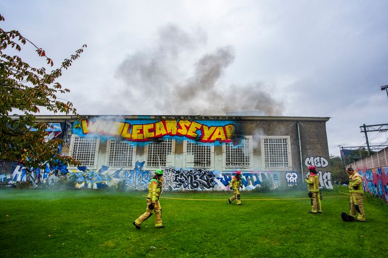 De brandweer is druk met blussen (foto: SQ Vision).