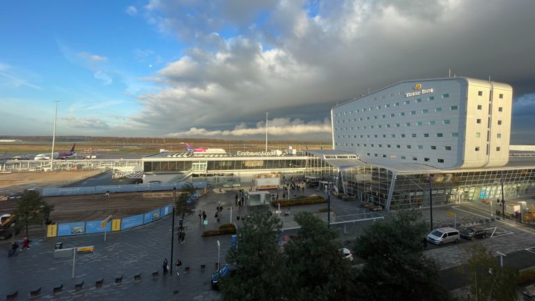 Eindhoven Airport met links hekken om het gebied waar onder meer gebouwd gaat worden (foto: Rogier van Son).