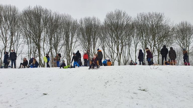 Drukte in het Ton Smitspark in het besneeuwde Eindhoven (foto: Lola Zopfi).