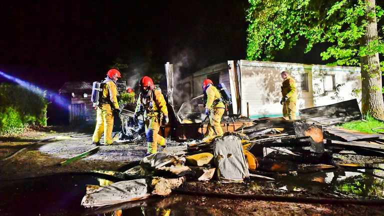 Van de schuur op camping De Zwarte Bergen bleef weinig over (foto: Rico Vogels/SQ Vision).