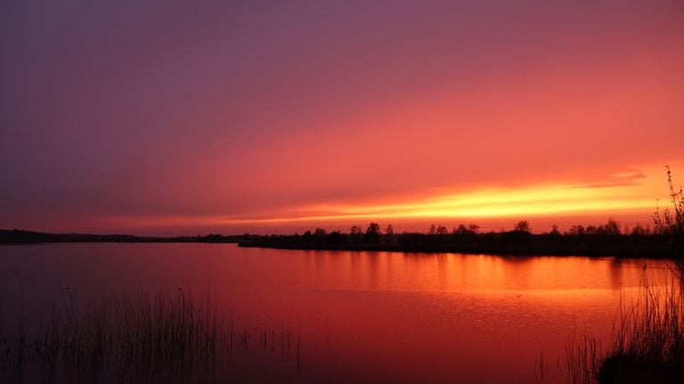 Zonsondergang in Budel (foto: Ben Saanen).