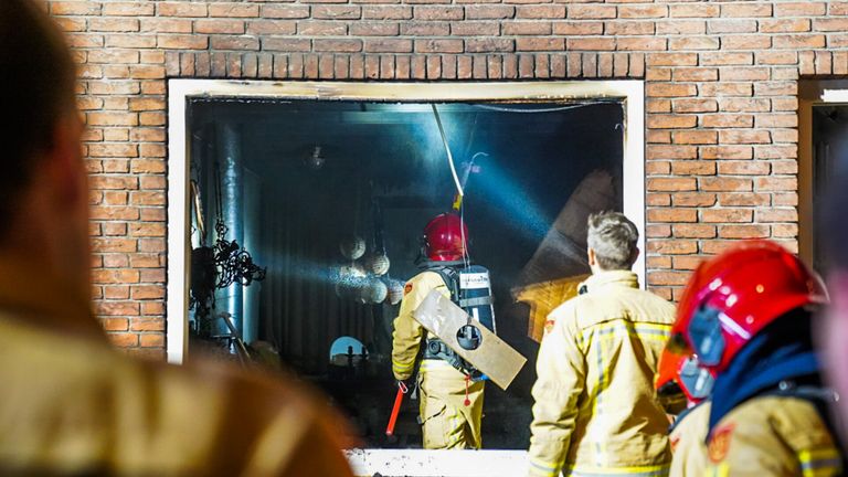 De woonkamer van het huis in Helmond is door de brand verwoest (foto: Dave Hendriks/SQ Vision).