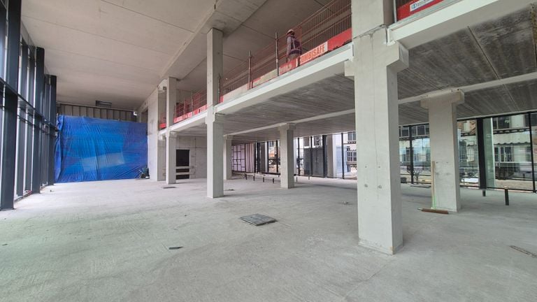 De centrale hal van het ETZ en vide boven waarover patiënten vervoerd worden (foto: Collin Beijk).