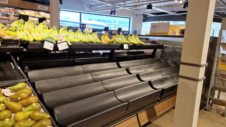 Lege schappen op de fruitafdeling bij Jumbo op de Broekhovenseweg in Tilburg (foto: Noël van Hooft)