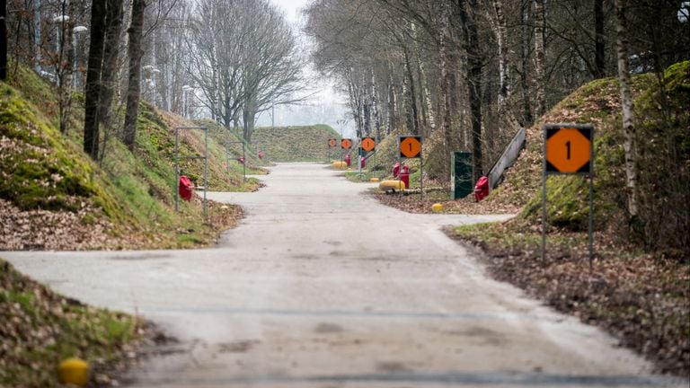 De vuurwerkbunkers liggen tussen aardewallen (foto: Domeinen Roerende Zaken).