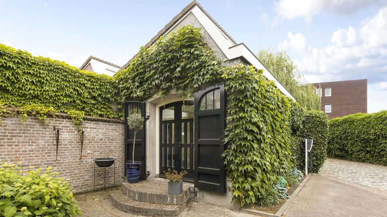 De oude kaarsenfabriek zit in de achtertuin van het huis (foto: vb&t Makelaars).