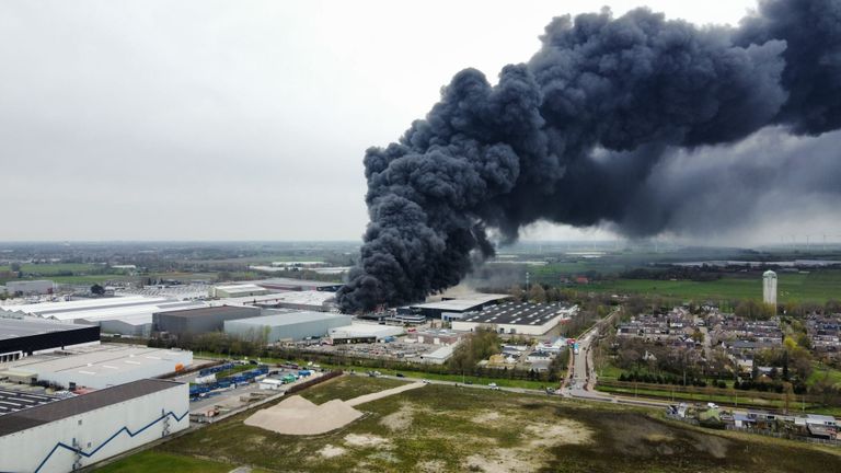 De rook trekt over de hele regio. (foto: Mark Woudstra).