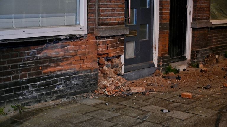 De auto kwam tegen een huis aan de Bredaseweg in Tilburg tot stilstand (foto: Toby de Kort/SQ Vision).