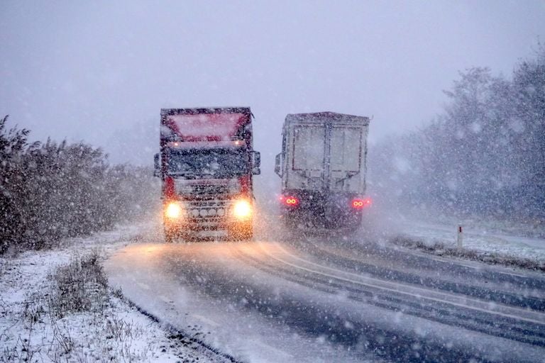 De sneeuw maakte het soms lastig voor het verkeer (foto: Ben Saanen).