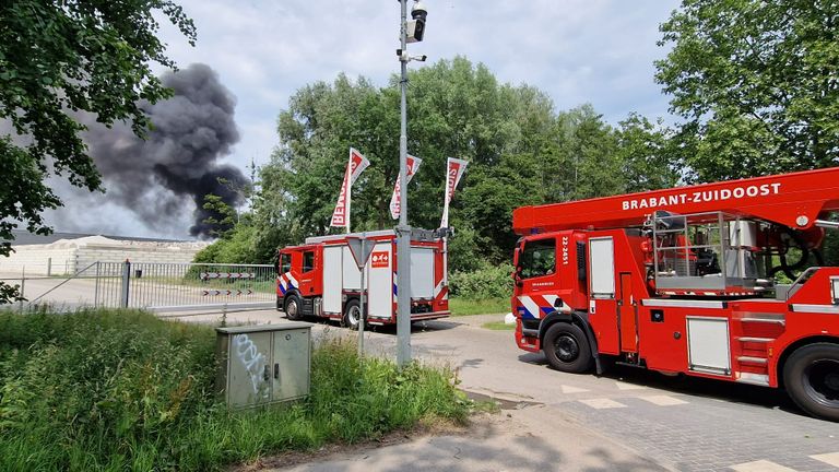 De brandweer is in grote aantallen aanwezig (Foto: Menno van Heesewijk)
