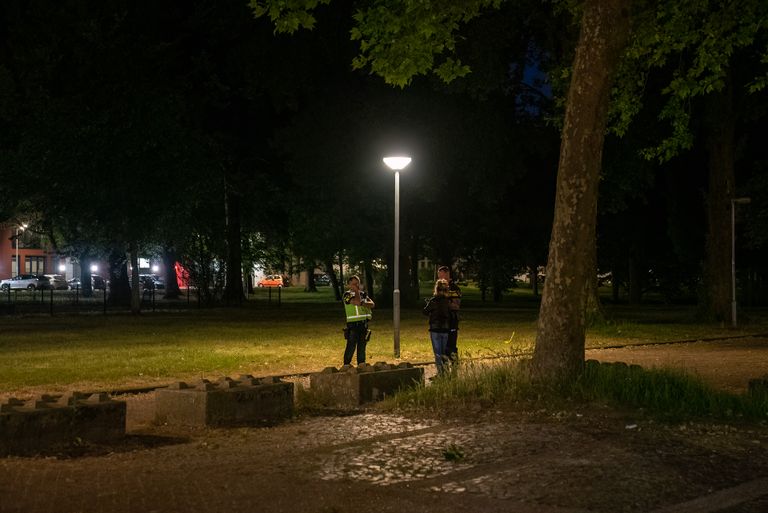 Agenten doen onderzoek na de steekpartij in de Van Grobbendoncklaan in Den Bosch (foto: Iwan van Dun/SQ Vision).