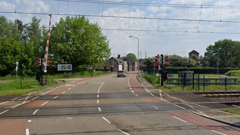 De twee spoorwegovergangen aan de Tongersestraat liggen kort bij elkaar (beeld: Google Maps).