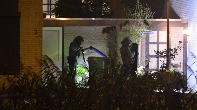 De politie doet onderzoek bij het flatgebouw (foto: Perry Roovers/SQ Vision Mediaprodukties).