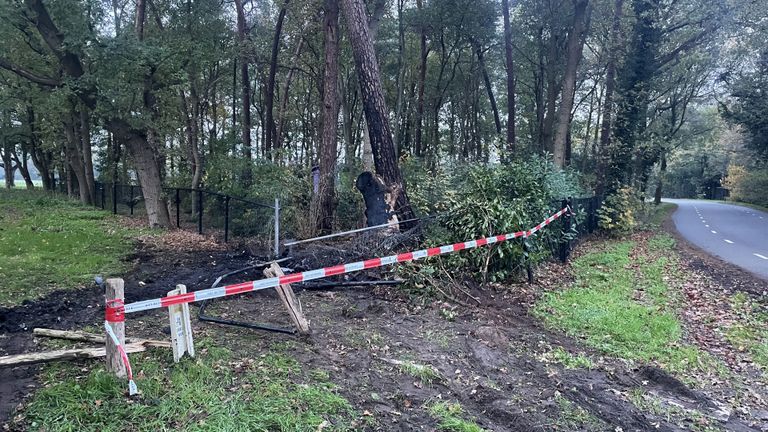 De achtervolgde auto schoot op de Rithsestraat uit de bocht, crashte en vatte vlam (foto: Raymond Merkx).