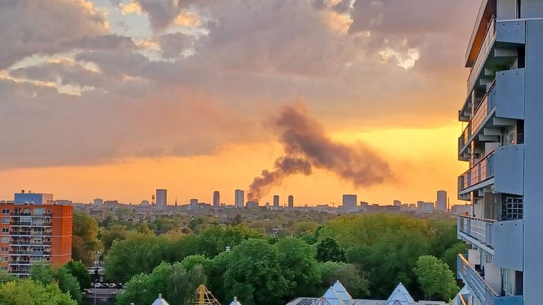 Vanuit de verte zijn de rookwolken te zien die opstijgen vanuit het centrum (Foto: Bianca Maas) 