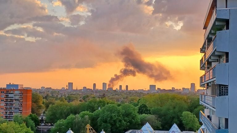 Vanuit de verte zijn de rookwolken te zien die opstijgen vanuit het centrum (Foto: Bianca Maas) 