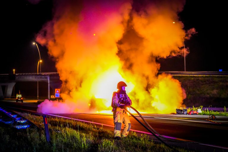 Op de omleidingsroute na het dodelijke ongeluk botsten twee auto's op elkaar en vatte er een vlam (foto: SQ Vision).