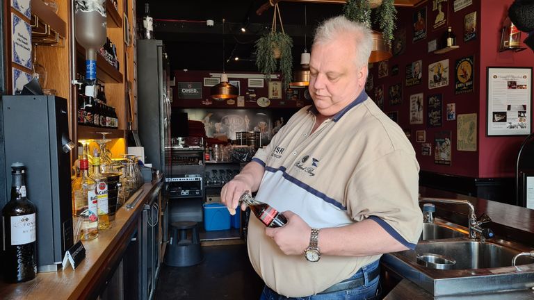 Ruud Bakker controleert de houdbaarheidsdatum van de cola (foto: Noël van Hooft)