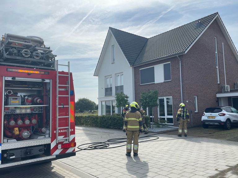 De brand brak uit op de zolder van het huis in Escharen (foto: Marco van den Broek/SQ Vision).