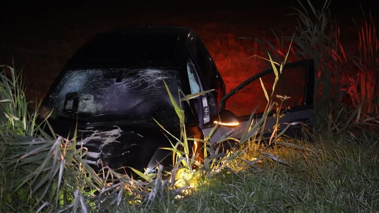 De Golf GTI belandde na de crash in een sloot. (foto: Sander van Gils/SQ Vision).