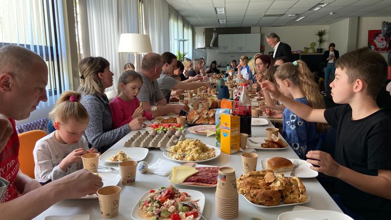 De gezellig drukke paasbrunch in de opvang bij het gemeentehuis in Oosterhout. 