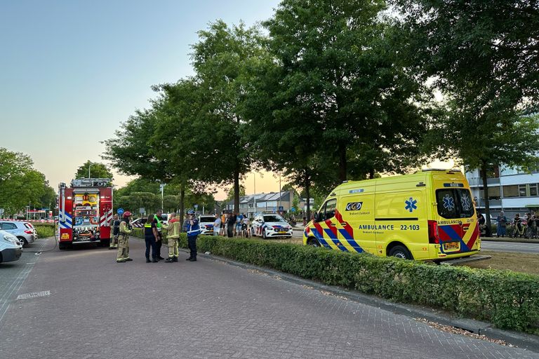 De brand in de flat in Best werd rond halftien vrijdagavond ontdekt (foto: Sander van Gils/SQ Vision).