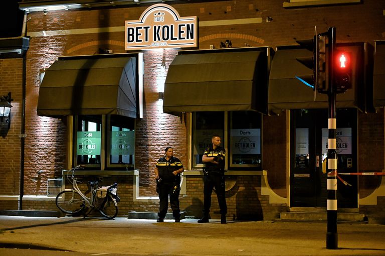 In het café zou een trouwfeest hebben plaatsgevonden, waarbij de neergestoken man niet welkom zou zijn geweest.