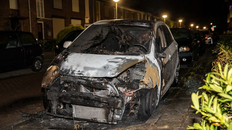 De auto is aan de voorkant compleet uitgebrand (foto: Christian Traets).