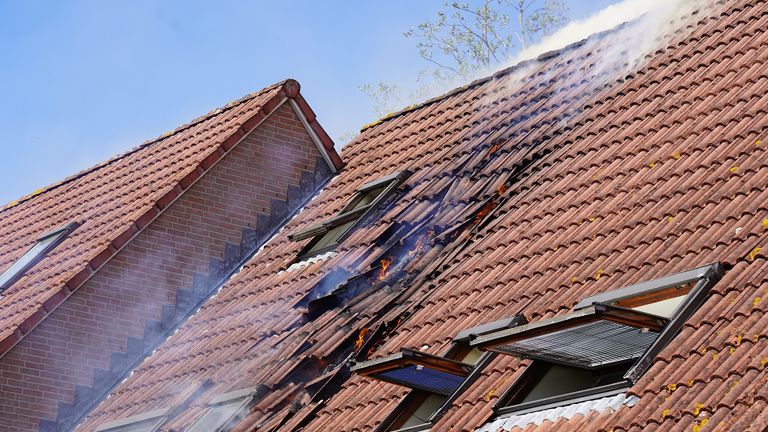 Het vuur woedt in het dak van het huis in Rijen (foto: Jeroen Stuve/SQ Vision).