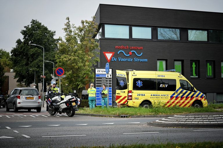 De aangereden fietsster is behandeld door ambulancepersoneel (foto: Toby de Kort/SQ Vision).