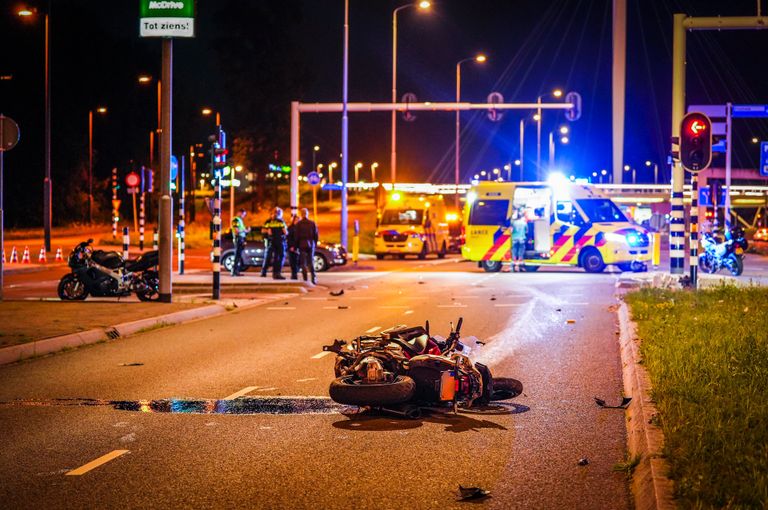 De motor werd bij de aanrijding in Eindhoven tientallen meters meegesleurd (foto: SQ Vision).