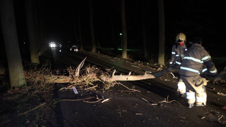 De brandweer kon aan de slag op de Esscheweg in Boxtel (foto: Sander van Gils / SQ Vision).