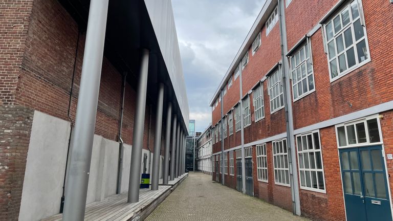 Het Drögegebouw nu (rechts) met links het Textiellab (foto: Omroep Brabant).