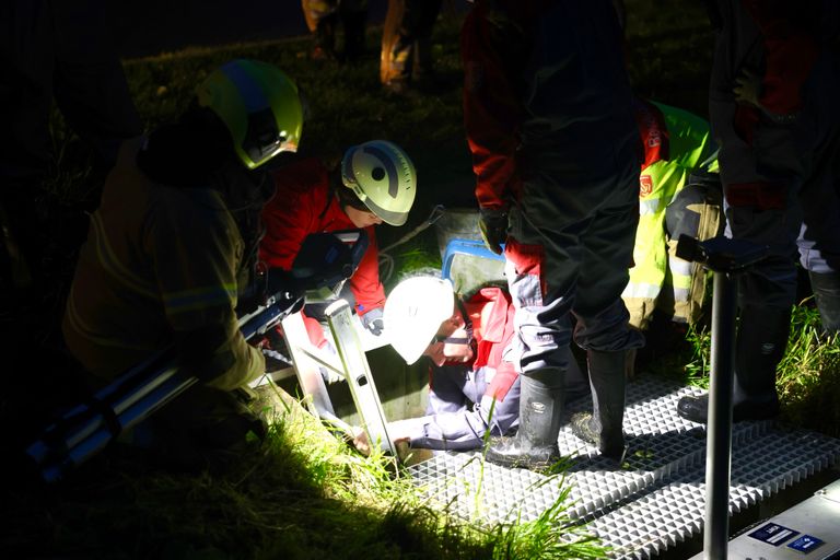 Een brandweerman klom in de duiker aan het Laar in Berlicum (foto: Sander van Gils/SQ Vision).