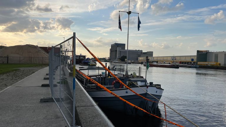 Het binnenvaartschip is afgezet met hekken (Foto: Jan Waalen).