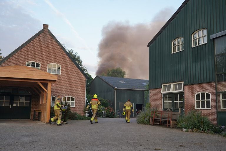 Vanwege de brand bij de boerderij in Made rukte de brandweer van Breda, Terheijden, Oosterhout en Made uit (foto: Jeroen Stuve/SQ Vision).