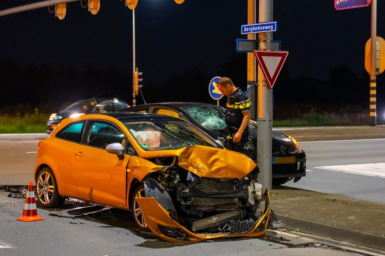 Twee auto's botsen op kruising in Oss (Foto: Gabor Heeres/SQ Vision)