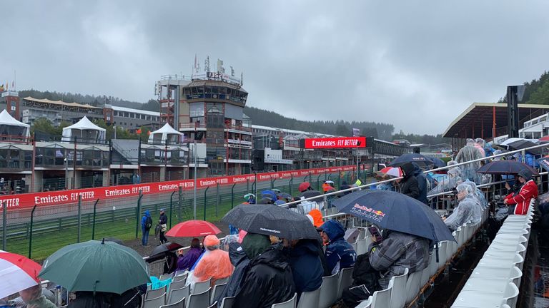 In de regen met 13 graden laten deze F1 fans zich niet wegjagen. ( Foto: Marco Kleij) 