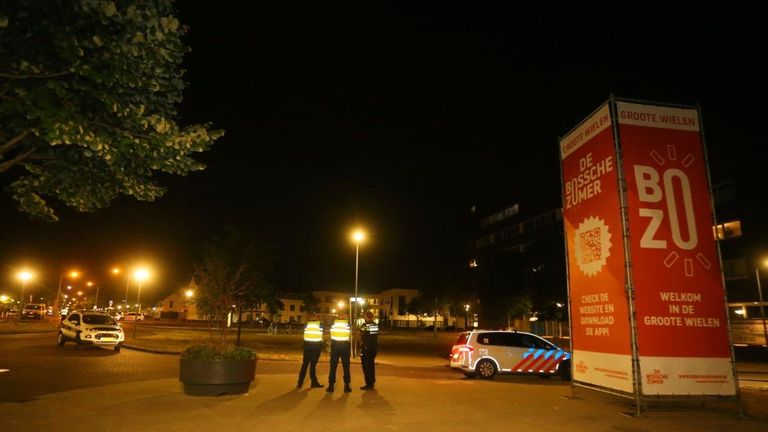 Politie en medewerkers van stadstoezicht waren voor de zekerheid aanwezig in De Groote Wielen (foto: Bart Meesters).