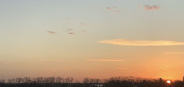 Saharazand goed te zien bij zonsopkomst, de zon is dan extra rood (foto: Joep Leijendekkers).