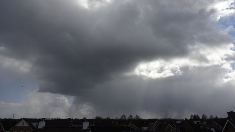 Een indrukwekkende wolkenlucht boven Made (foto: Anja Bastiaansen).