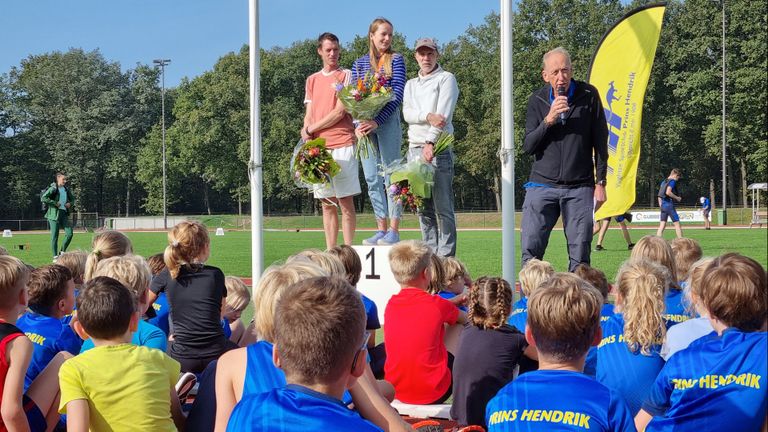 Cathelijn Peeters op het podium samen met haar trainers (foto: Leon Voskamp).